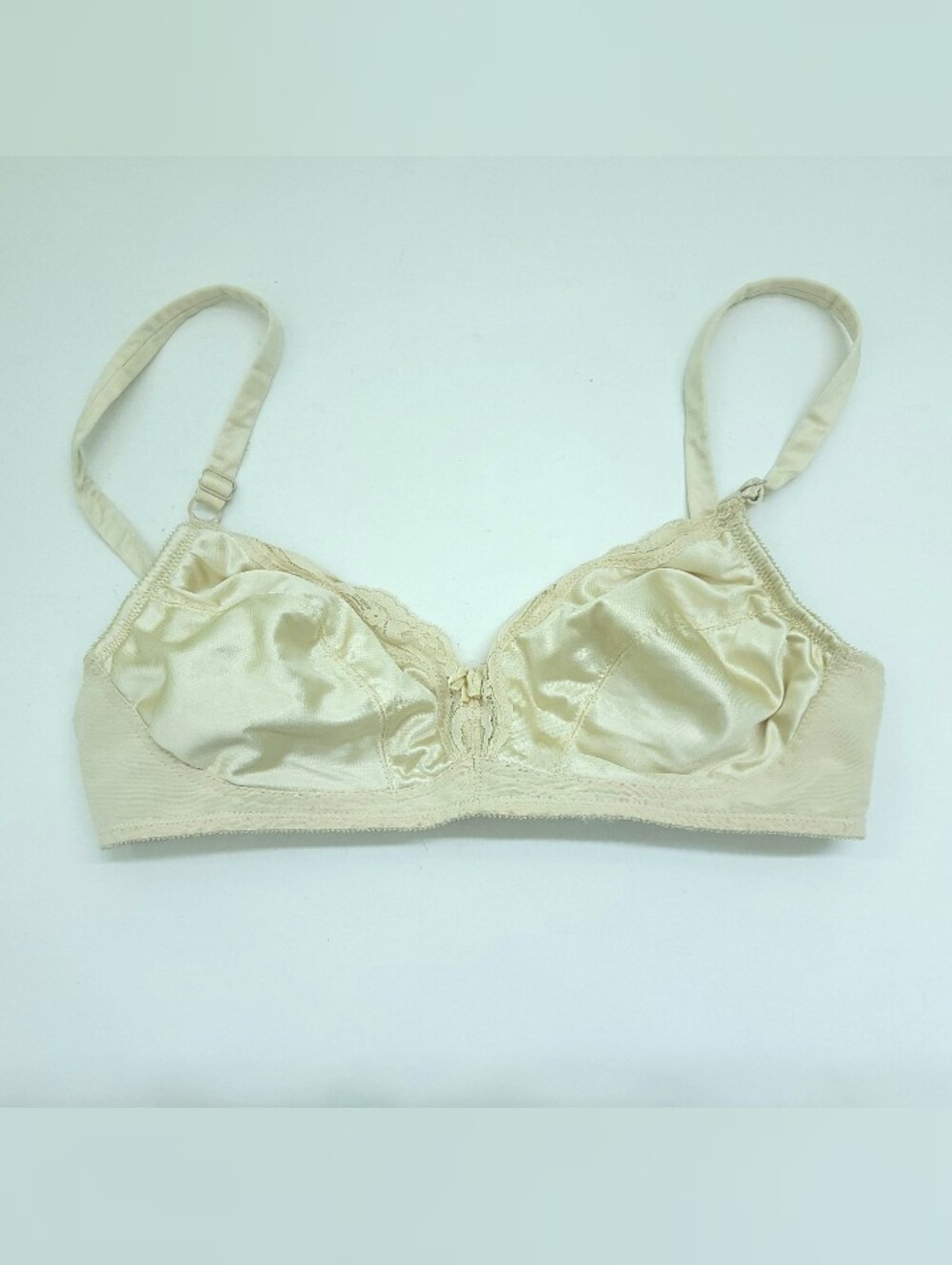 Vintage Vanity Fair Bra Beige 36B 80s Wireless